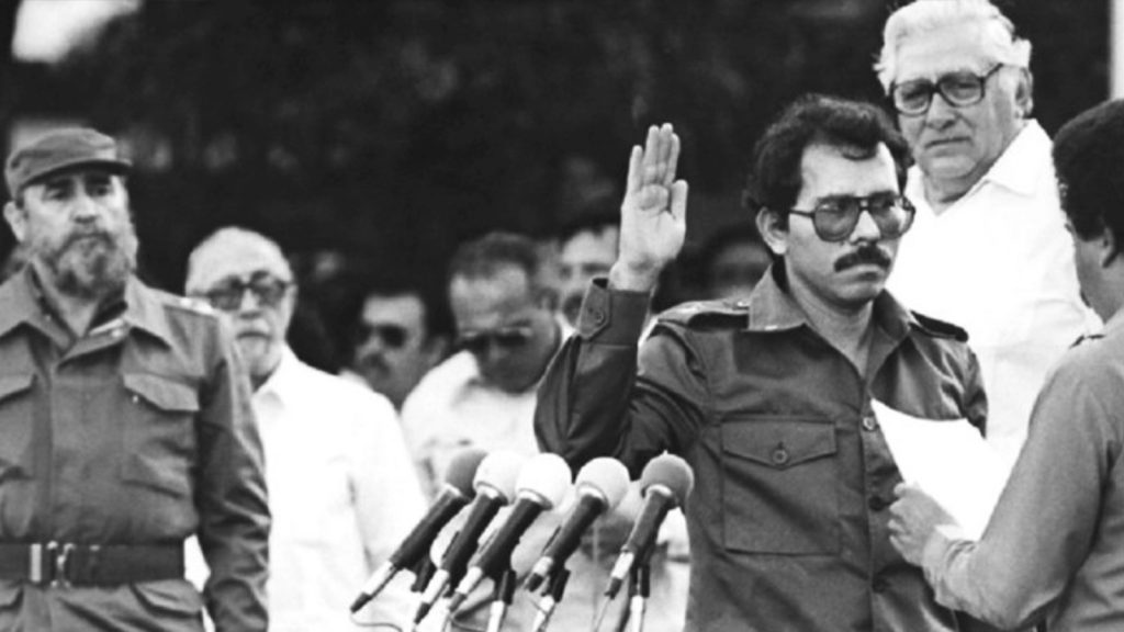 El Comandante Daniel Ortega es juramentado por el Comandante Carlos Núñez Téllez, presidente de la Asamblea Nacional en Nicaragua.