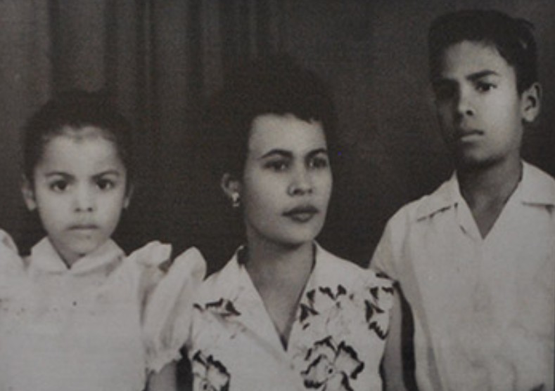 Julio Buitrago, su madre y hermana