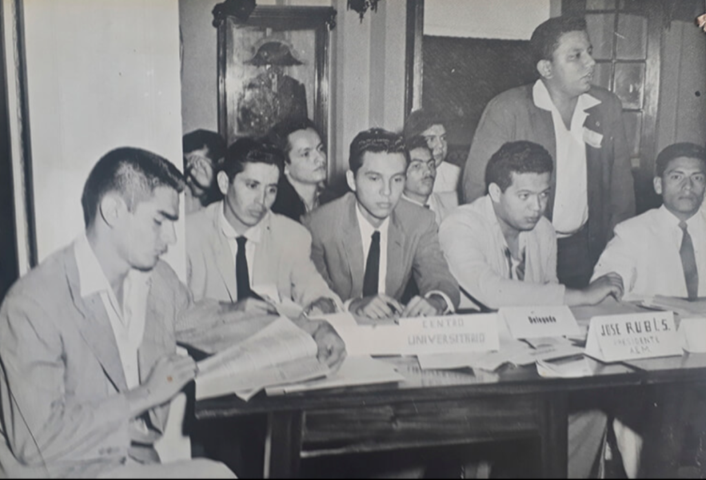 Francisco Buitrago Castillo, extremo izquierdo observando un documento. Foto tomada en el CUUN León, el 22 de Julio de 1959